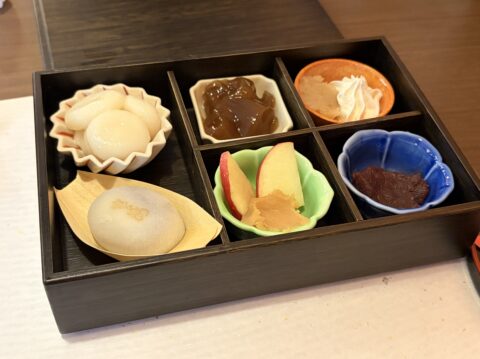 ぱん小箱の中身。きよめこしあん、白玉、季節の餡、黒わらび、きよめ餅などが小箱に並ぶ