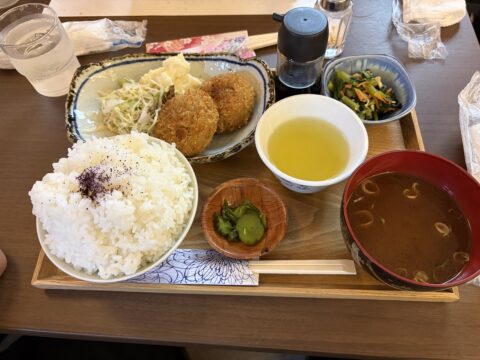 喜与女茶寮の日替わりランチ、メンチカツ。ご飯、赤出汁、小鉢、香の物、お茶