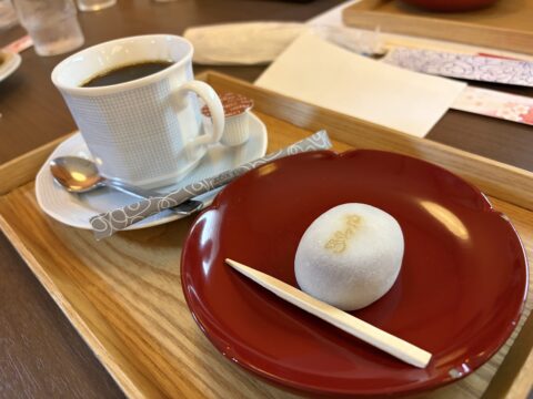 喜与女茶寮のコーヒーときよめ餅。「きよめ」の焼き印がはっきり見える