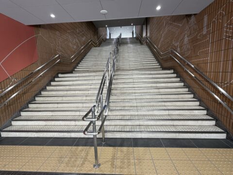 名鉄神宮前駅の改装された階段。木目調の壁面が美しい