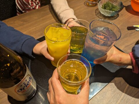 オリオンビールとさんぴん茶、マンゴージュースで家族乾杯