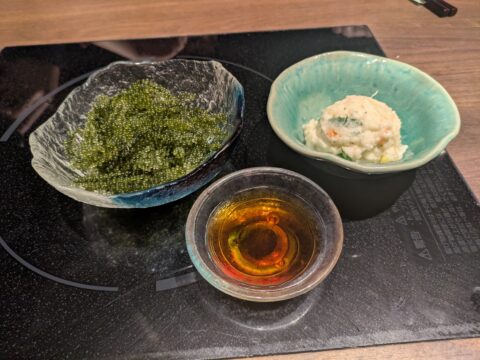 お通しのポテトサラダと海ぶどう