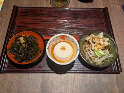 沖縄そばセットの小鉢、クーブイチリー、ジーマミー豆腐、ミミガー