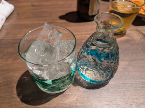 琉球ガラスの器でいただく泡盛