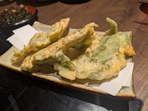 沖縄らしい厚衣のもずく天ぷら