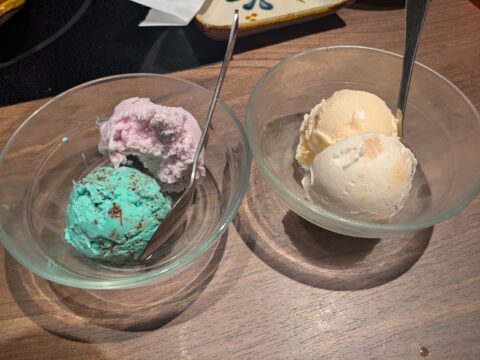 食後のブルーシールアイス、チョコミントとバニラ