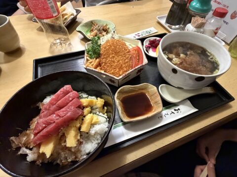 三河屋のまぐろ重定食1,500円（本鮪赤身のまぐろ丼、コロッケ、ミニめん付）