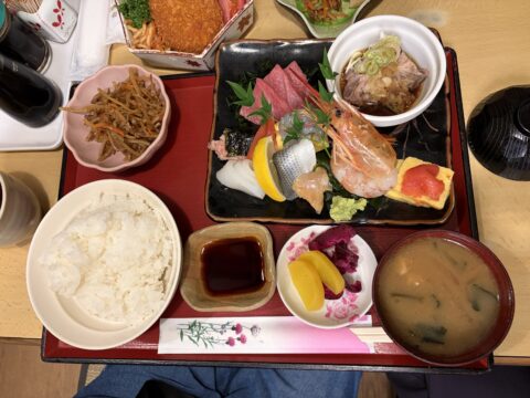 三河屋の刺身定食1,800円（鮪や海老の刺身盛り、アラ煮、きんぴら、漬物2種）
