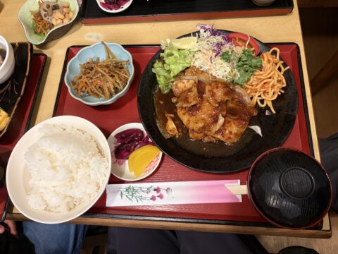 三河屋の国産豚ロースしょうが焼き定食1,300円