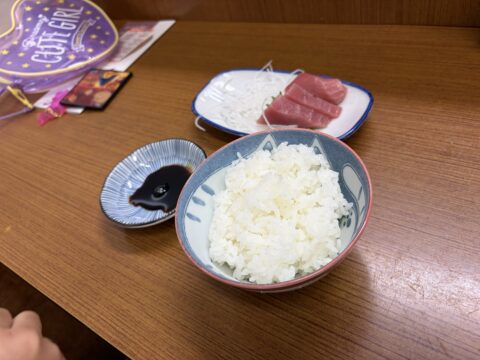 魚源食堂のお子様ランチ、鮪の刺身半分と茶碗ご飯