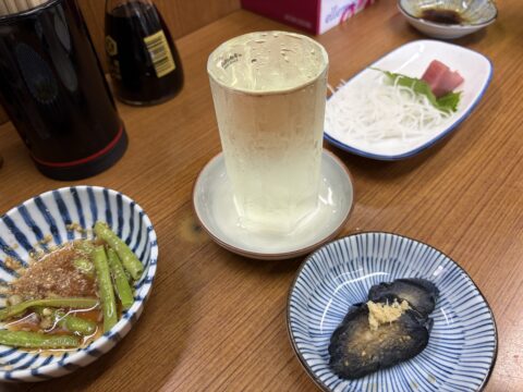 魚源食堂で冷酒と惣菜を楽しむ朝酒