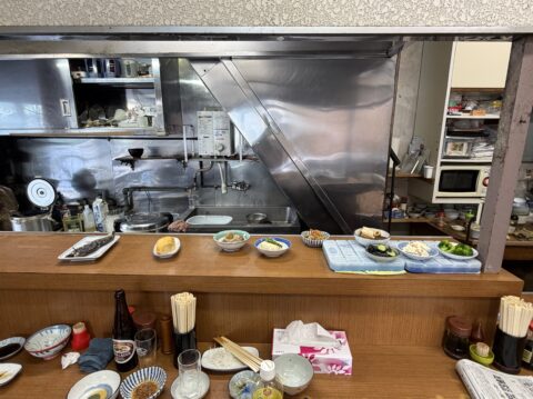 静かな時間の魚源食堂カウンター