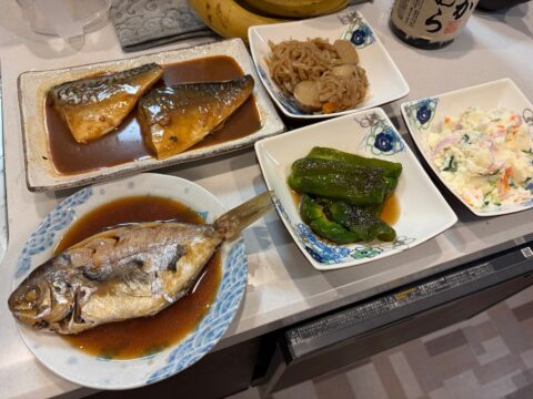 魚源食堂で持ち帰った焼き魚と惣菜
