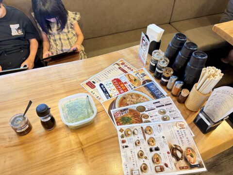 麺家一進 港店の広々とした店内とテーブル席