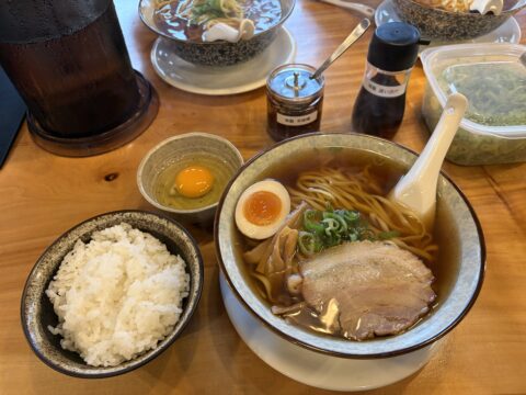 麺家一進 港店の外観と朝ラーメンの幟