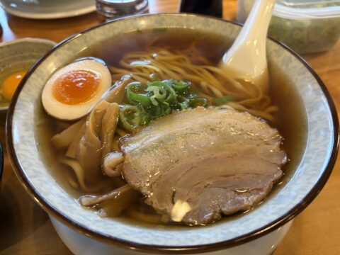 程よい厚さのチャーシューと煮卵、シナチク