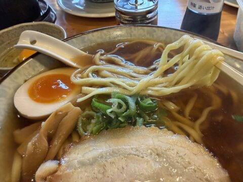 麺家一進 港店の鰹があっさり効いた朝ラーメンのスープ