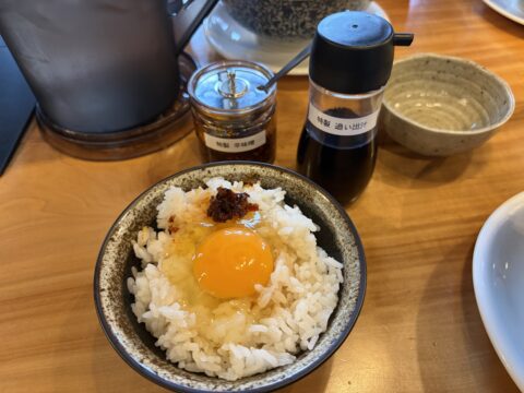 肉味噌をのせた卵かけご飯とラーメンのスープ