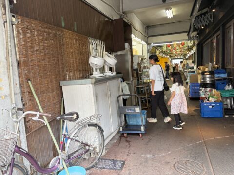 柳橋中央市場の通路を魚源食堂へ向かう家族