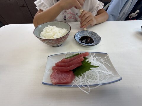 魚源食堂のお子様ランチ、鮪の刺身と茶碗ご飯