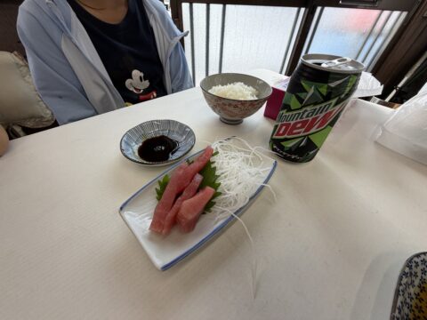 魚源食堂のお子様ランチ、鮪の刺身と茶碗ご飯とマウンテンデュー