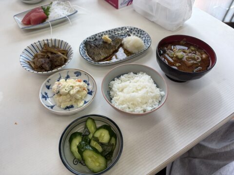魚源食堂の朝ごはん、焼き魚と赤だし、ポテトサラダ、胡瓜の漬物