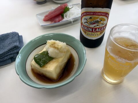 魚源食堂の揚げだし豆腐とキリンラガーの大瓶