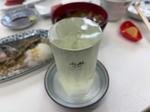 魚源食堂のコップ酒と、子どもたちの食べ残しの焼き魚