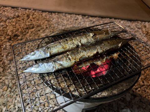 七輪で焼く秋刀魚2尾