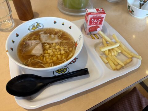 おこさまらーめんプレート。ミッフィーの器に醤油らーめん、コーンと薄切りチャーシュー、フライドポテトとりんごジュース