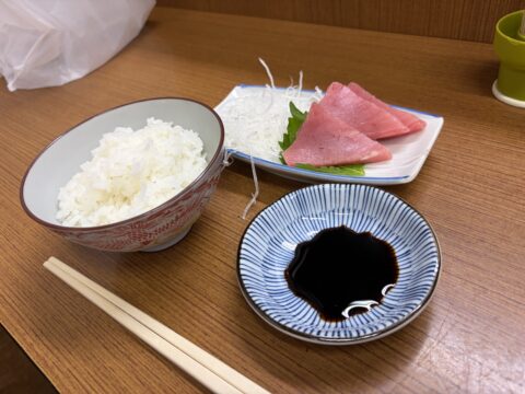 魚源食堂のお子様ランチ。茶碗ご飯と大葉を敷いた鮪の刺身三切れ、醤油皿と箸