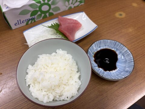 魚源食堂のお子様ランチ。茶碗によそったご飯と鮪の刺身、醤油皿