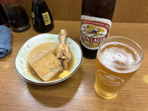 魚源食堂の煮物。はんぺい、厚揚げ、手羽元の煮物とキリンラガーの瓶ビール