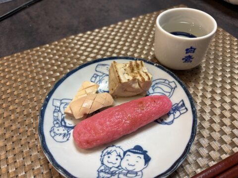 自宅で炊いたおでん。名古屋の赤棒、厚揚げ、ハツモトを盛った皿と日本酒の杯