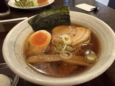 野武士のミニ中華そば。醤油スープに厚めのチャーシュー、味玉、シナチク、海苔、ネギ