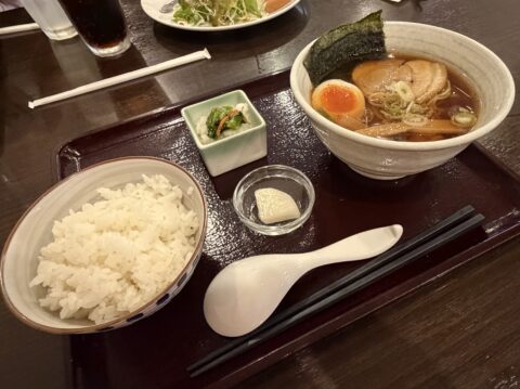 野武士の朝得セット。ミニ中華そば、ご飯、選べる小鉢、香の物が並ぶ