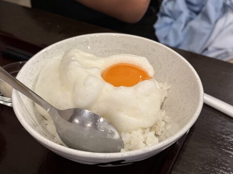 泡立てた白身のメレンゲに黄身をのせた、ふわふわの卵かけご飯