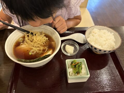 ミニ中華そばをすする末娘。ご飯には手をつけず麺に集中している