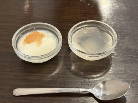 野武士の小鉢から選んだデザート。白桃ゼリーとコーヒーゼリー