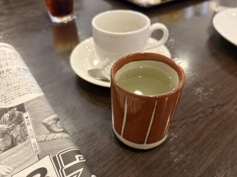 野武士の食後に出される昆布茶。湯呑みとコーヒーカップ、新聞