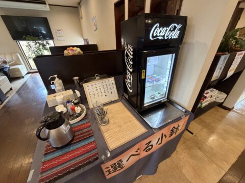 野武士のセルフコーナー付近。冷蔵ケースと調味料が並ぶ