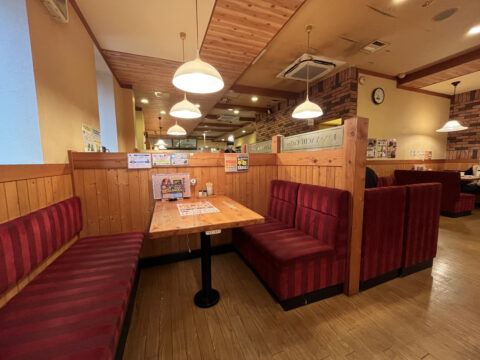 広々とした店内と雑誌が並ぶマガジンラック