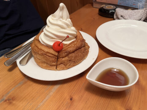 さくらんぼをのせた切り株ソフトとシロップ