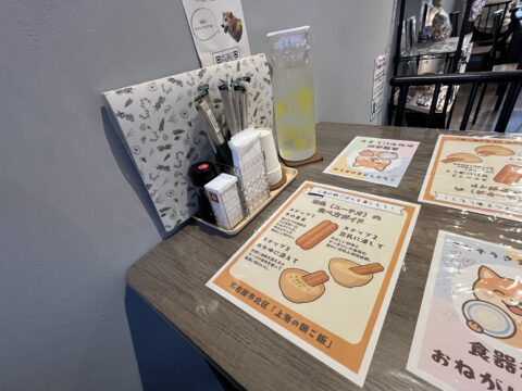 卓上に置かれた油条の食べ方ガイド