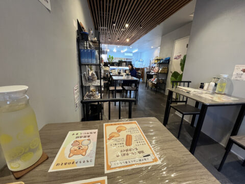 うなぎの寝床のように奥へ長い店内
