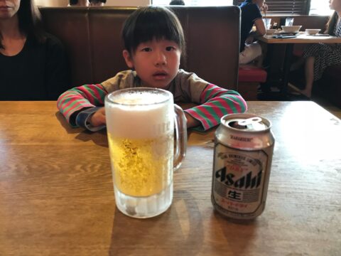 缶ビールとジョッキ、テーブルで待つ娘