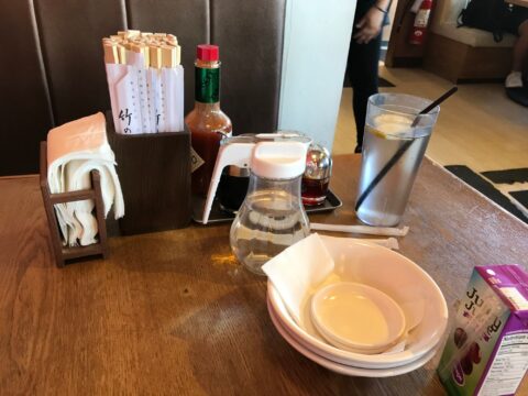 藤一番グアム店の卓上。竹の箸、タバスコ、醤油差し、レモン入りの水