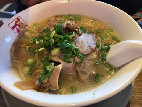 藤一番グアム店のラーメン。青ねぎとチャーシュー、メンマ