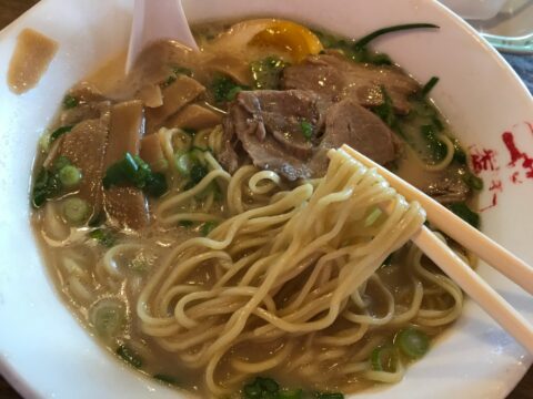 藤一番グアム店のラーメンの麺を箸で持ち上げたところ