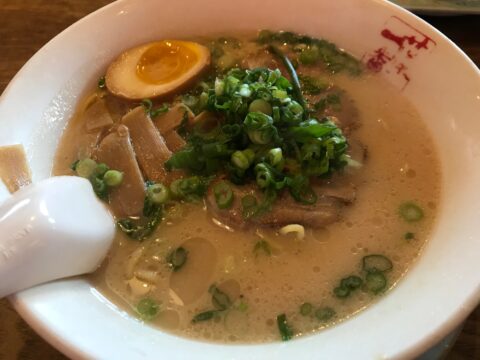 藤一番グアム店の味玉入りとんこつラーメン